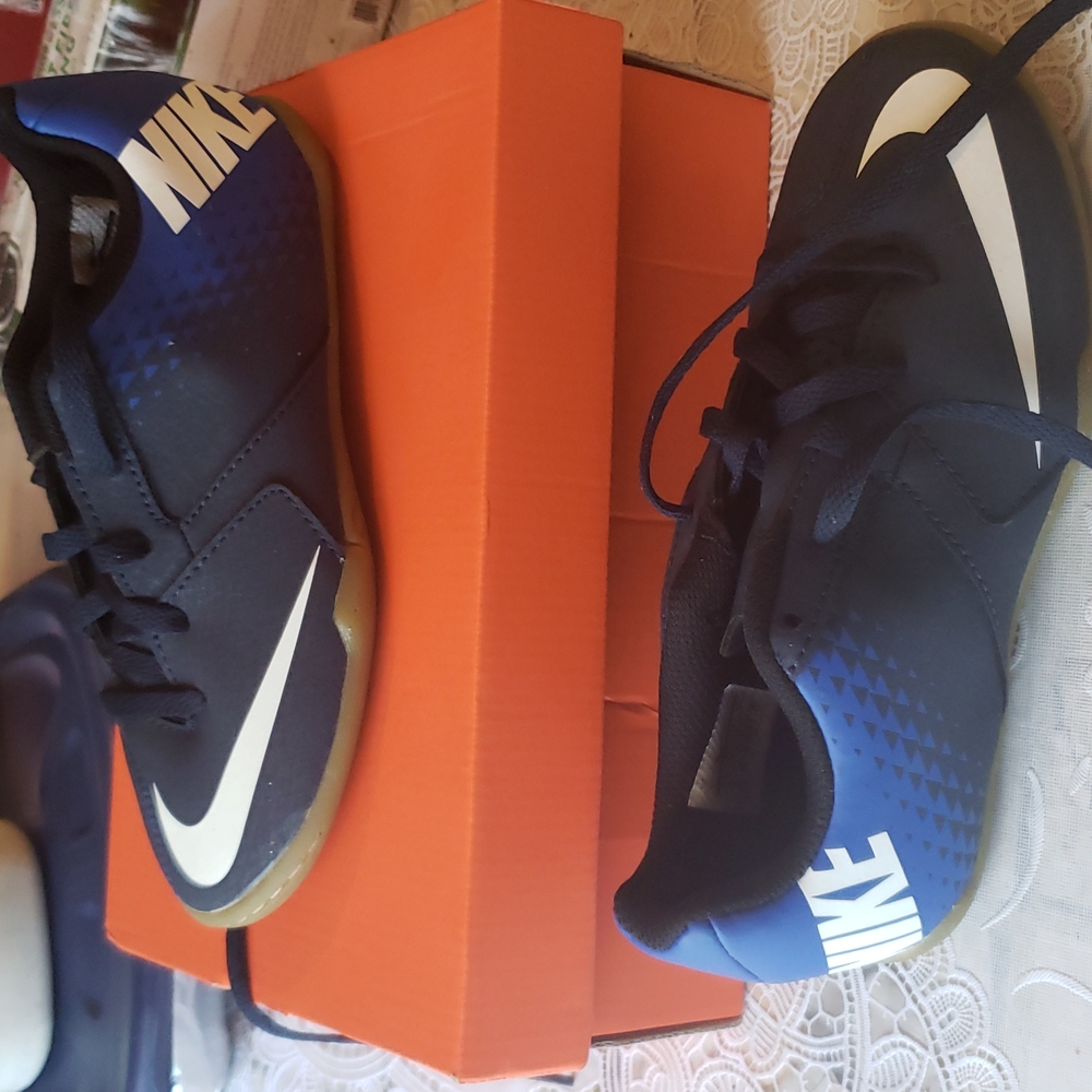 Indoor/futsal soccer shoes